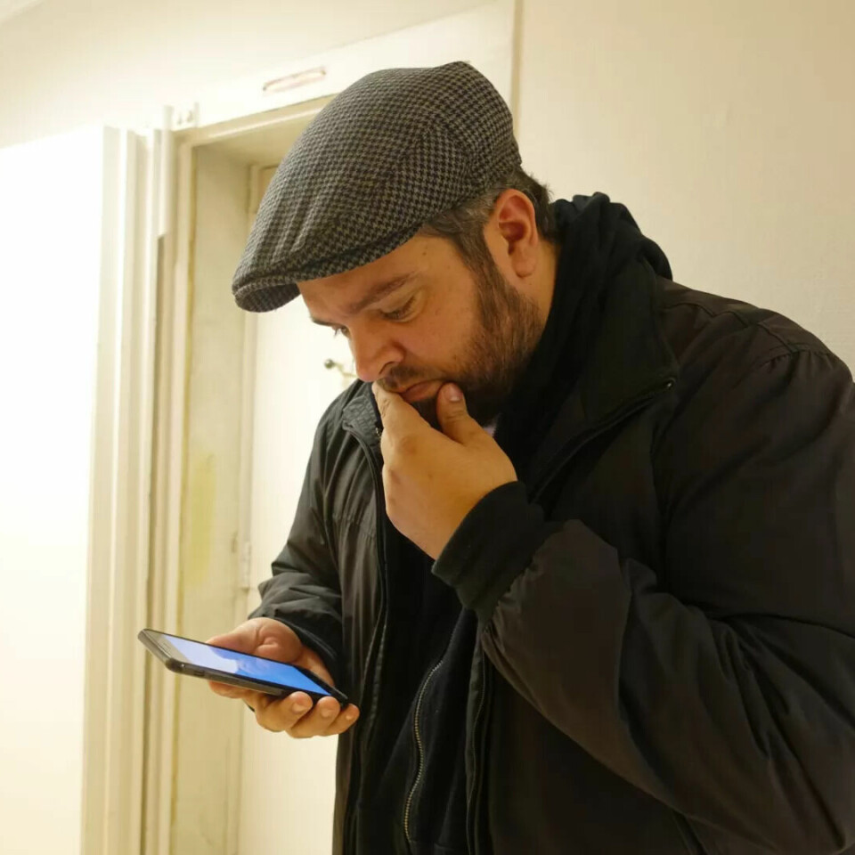 MÅ ALLTID VÆRE PÅLOGGET: Under intervjuet med Fagbladet tikker det inn en ledig vakt på telefonen. Da er det førstemann til mølla å svare ja. MÅ ALLTID VÆRE PÅLOGGET: Under intervjuet med Fagbladet tikker det inn en ledig vakt på telefonen. Da er det førstemann til mølla å svare ja.