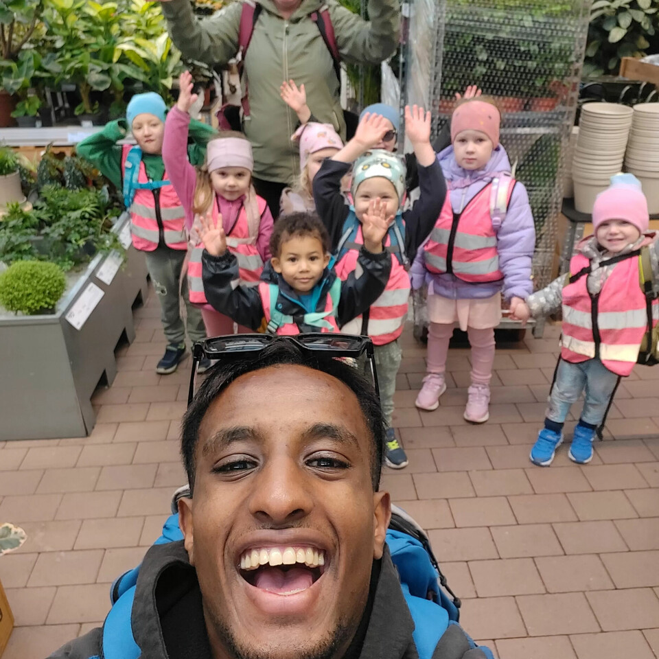 Hilsen turgjengen: Johannes, Harald, Jasmine, Ilja, Malin, Misha, Matheo og Kornelia vinker gjerne til Fagbladets lesere på oppfordring fra lærling Ole. Kollega Sonja Øye er også med. Hilsen turgjengen: Johannes, Harald, Jasmine, Ilja, Malin, Misha, Matheo og Kornelia vinker gjerne til Fagbladets lesere på oppfordring fra lærling Ole. Kollega Sonja Øye er også med.