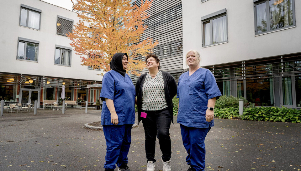 FLERE PERSPEKTIVER: Fag- og kvalitetsrådgiver Melita Lustica (i midten) og hjelpepleierne Kari Trosholmen (t.h) og Rabia Erdemir trekker fram flere perspektiver når de snakker om demens og seksualitet ved sykehjemmet. FLERE PERSPEKTIVER: Fag- og kvalitetsrådgiver Melita Lustica (i midten) og hjelpepleierne Kari Trosholmen (t.h) og Rabia Erdemir trekker fram flere perspektiver når de snakker om demens og seksualitet ved sykehjemmet.