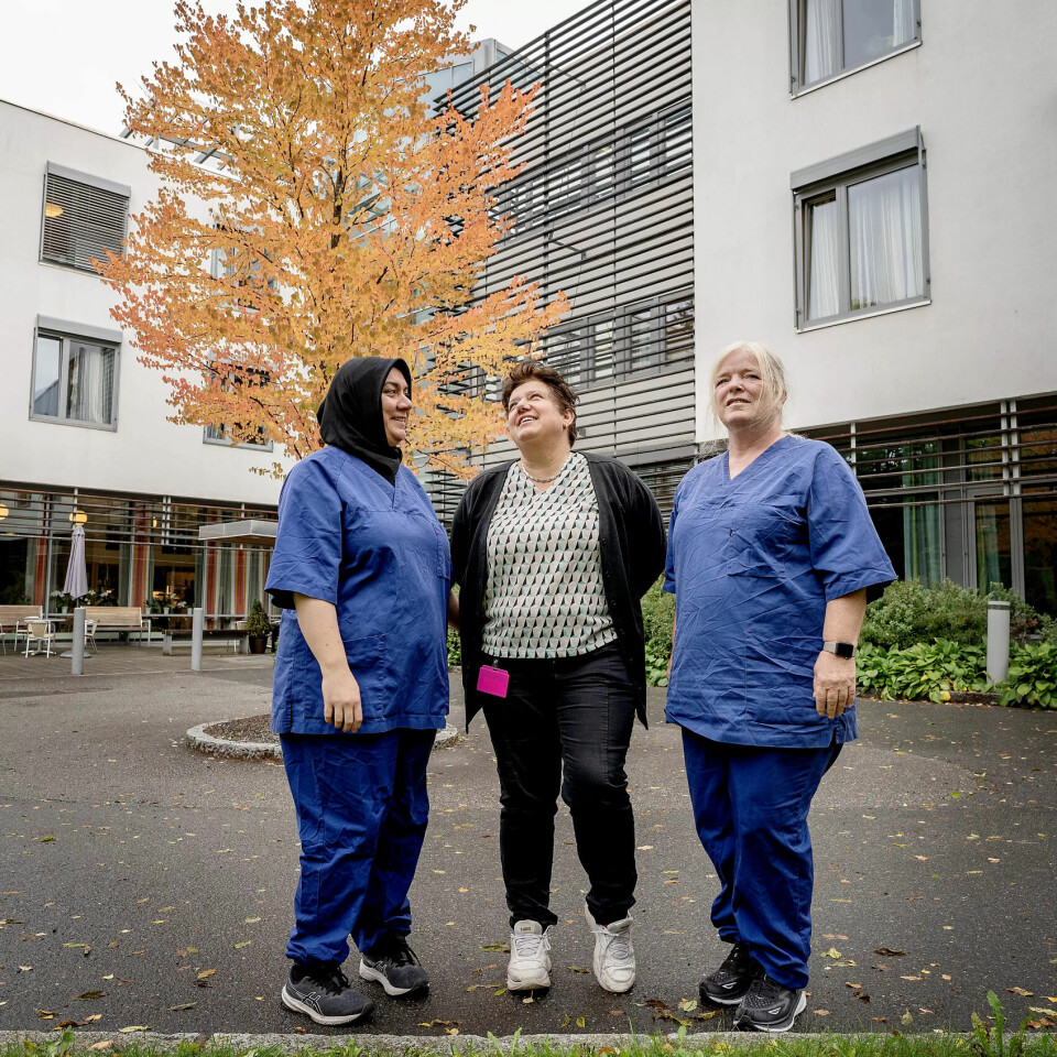 FLERE PERSPEKTIVER: Fag- og kvalitetsrådgiver Melita Lustica (i midten) og hjelpepleierne Kari Trosholmen (t.h) og Rabia Erdemir trekker fram flere perspektiver når de snakker om demens og seksualitet ved sykehjemmet. FLERE PERSPEKTIVER: Fag- og kvalitetsrådgiver Melita Lustica (i midten) og hjelpepleierne Kari Trosholmen (t.h) og Rabia Erdemir trekker fram flere perspektiver når de snakker om demens og seksualitet ved sykehjemmet.