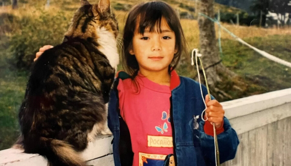 OPPVEKST: Monica Goksøyr (7) på barndomsøya Runde i havgapet, sammen med katten hennes Lassie og en improvisert fiskestang. Hun er stadig tilbake, og har arvet bestemoras gamle hus med en søster. OPPVEKST: Monica Goksøyr (7) på barndomsøya Runde i havgapet, sammen med katten hennes Lassie og en improvisert fiskestang. Hun er stadig tilbake, og har arvet bestemoras gamle hus med en søster.