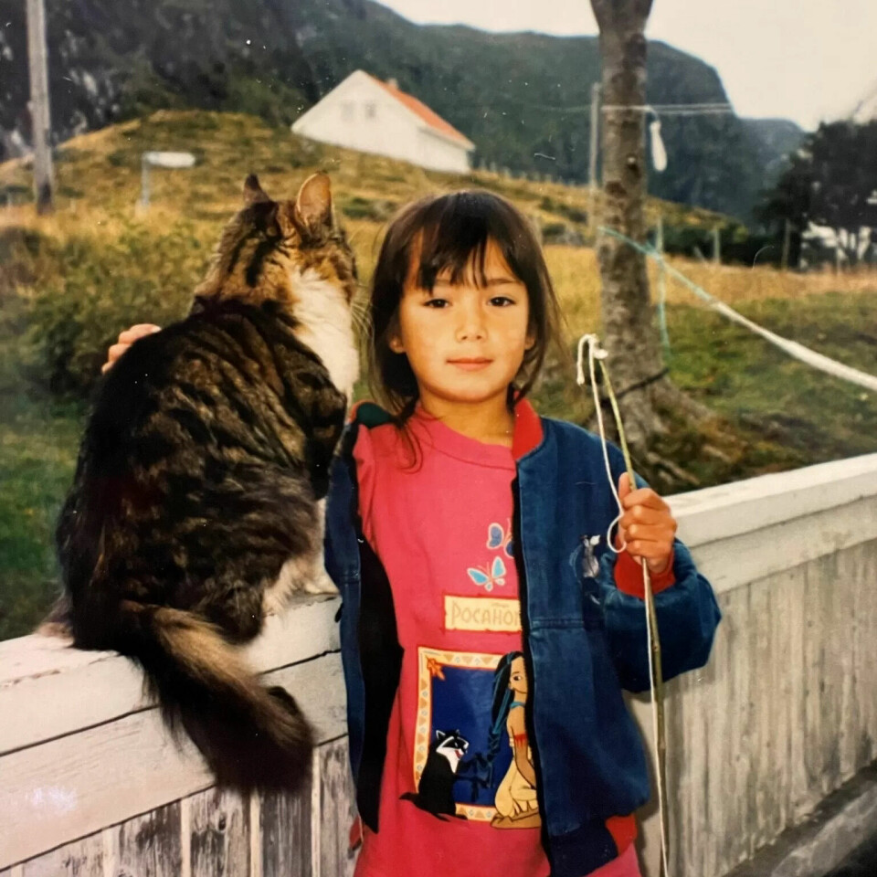 OPPVEKST: Monica Goksøyr (7) på barndomsøya Runde i havgapet, sammen med katten hennes Lassie og en improvisert fiskestang. Hun er stadig tilbake, og har arvet bestemoras gamle hus med en søster. OPPVEKST: Monica Goksøyr (7) på barndomsøya Runde i havgapet, sammen med katten hennes Lassie og en improvisert fiskestang. Hun er stadig tilbake, og har arvet bestemoras gamle hus med en søster.