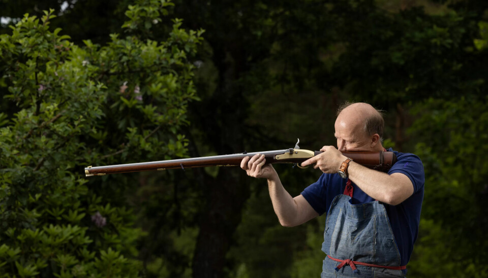 MILJØVENNLIG RIFLE: Luftrifla forurenser ikke, den bruker ikke krutt eller miljøfarlige stoff eller tennhetter som må kastes etter bruk. Alf Helland synes det er et eventyr at han har klart å rekonstruere en Girardoni M 1780. MILJØVENNLIG RIFLE: Luftrifla forurenser ikke, den bruker ikke krutt eller miljøfarlige stoff eller tennhetter som må kastes etter bruk. Alf Helland synes det er et eventyr at han har klart å rekonstruere en Girardoni M 1780.
