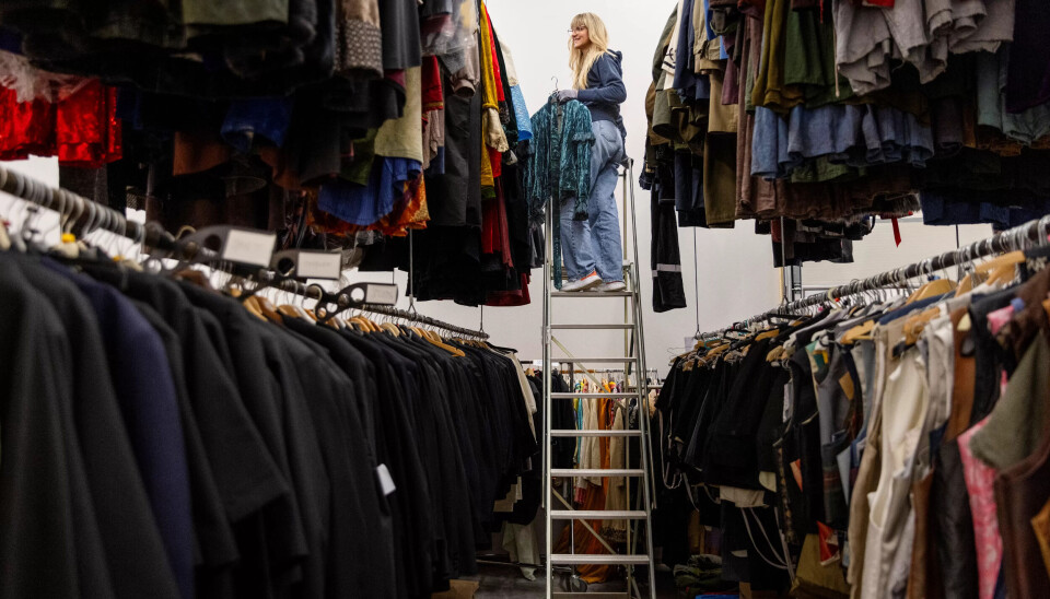 SYSTEM I ROTET: Flerfoldige produksjoners kostymer fyller lageret på øya Innlandet. Frem til flytting skal det ryddes, kastes, sorteres og systematiseres. SYSTEM I ROTET: Flerfoldige produksjoners kostymer fyller lageret på øya Innlandet. Frem til flytting skal det ryddes, kastes, sorteres og systematiseres.