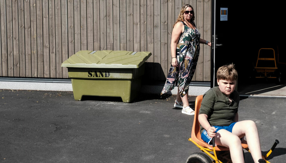 SMIDIG: Fagarbeider Olsen forteller at Erlend er veldig smidig. – Hvis du ikke kjenner han, kan du bli lurt trill rundt. Han vil helst ha en voksen for seg selv inne på et rom og se på smartboard, og kjenner du han ikke kan han sørge for at det skjer. Det er greit noen ganger, men han må lære seg å være sosial, sier Olsen. SMIDIG: Fagarbeider Olsen forteller at Erlend er veldig smidig. – Hvis du ikke kjenner han, kan du bli lurt trill rundt. Han vil helst ha en voksen for seg selv inne på et rom og se på smartboard, og kjenner du han ikke kan han sørge for at det skjer. Det er greit noen ganger, men han må lære seg å være sosial, sier Olsen.