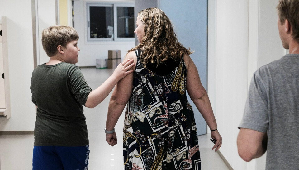 KONTAKT: Erlend er ikke så opptatt av å få oppmerksomheten til Olsen denne junidagen, men noen ganger ser han på henne og ønsker kontakt. KONTAKT: Erlend er ikke så opptatt av å få oppmerksomheten til Olsen denne junidagen, men noen ganger ser han på henne og ønsker kontakt.