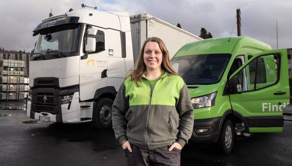 FRA LITEN TIL STOR BIL: Marion Boge Skaar hoppet på tilbudet fra arbeidsgiver. Til sommeren er hun ferdig utdannet yrkessjåfør. FRA LITEN TIL STOR BIL: Marion Boge Skaar hoppet på tilbudet fra arbeidsgiver. Til sommeren er hun ferdig utdannet yrkessjåfør.