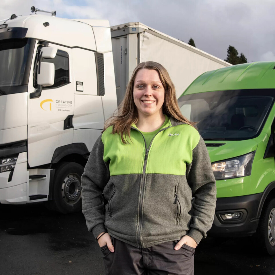 FRA LITEN TIL STOR BIL: Marion Boge Skaar hoppet på tilbudet fra arbeidsgiver. Til sommeren er hun ferdig utdannet yrkessjåfør. FRA LITEN TIL STOR BIL: Marion Boge Skaar hoppet på tilbudet fra arbeidsgiver. Til sommeren er hun ferdig utdannet yrkessjåfør.