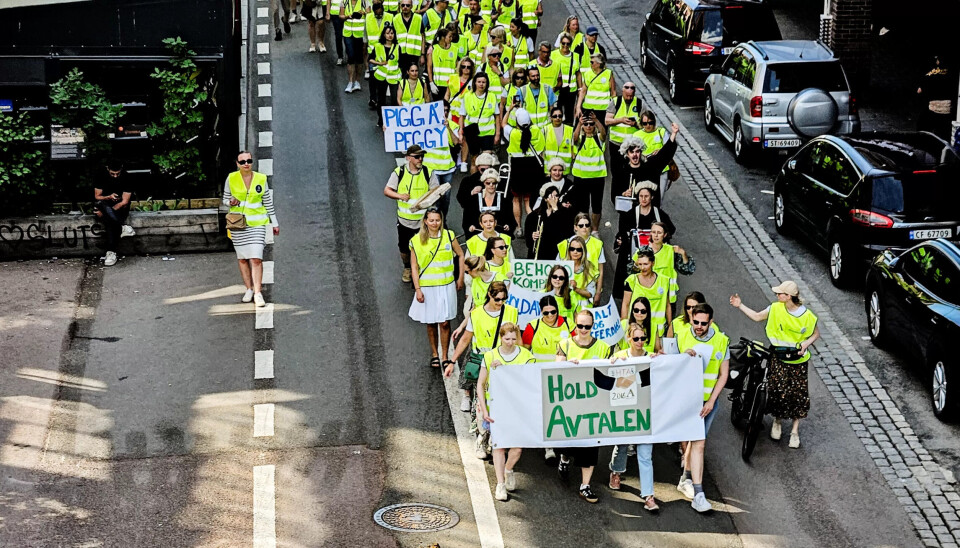 Da Akademikerne streiket i fjor ble lønnstilleggene fastsatt av riksønnsnemnda. Der møtte både NHO og LOs representant: Det er Akademikerne, Unio og YS sterkt i mot. Da Akademikerne streiket i fjor ble lønnstilleggene fastsatt av riksønnsnemnda. Der møtte både NHO og LOs representant: Det er Akademikerne, Unio og YS sterkt i mot.