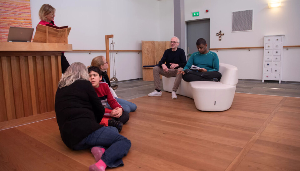DESIGN SOM TÅLER MYE: Marianne Pilemark, miljøarbeider bolig står ved alteret, mens Ahmad og vernepleier Line Merethe Bergstå sitter på gulvet sammen med lærer Hilde Henriksen. Peter og prest Marco Kanehl i sofaen. Kirkemøblene er tegnet av Kirkens Kulturverksted i Oslo og laget av Signos eget snekkerverksted i Andebu. Konge- og dronningstolen er designet og laget av en Signoansatt. DESIGN SOM TÅLER MYE: Marianne Pilemark, miljøarbeider bolig står ved alteret, mens Ahmad og vernepleier Line Merethe Bergstå sitter på gulvet sammen med lærer Hilde Henriksen. Peter og prest Marco Kanehl i sofaen. Kirkemøblene er tegnet av Kirkens Kulturverksted i Oslo og laget av Signos eget snekkerverksted i Andebu. Konge- og dronningstolen er designet og laget av en Signoansatt.
