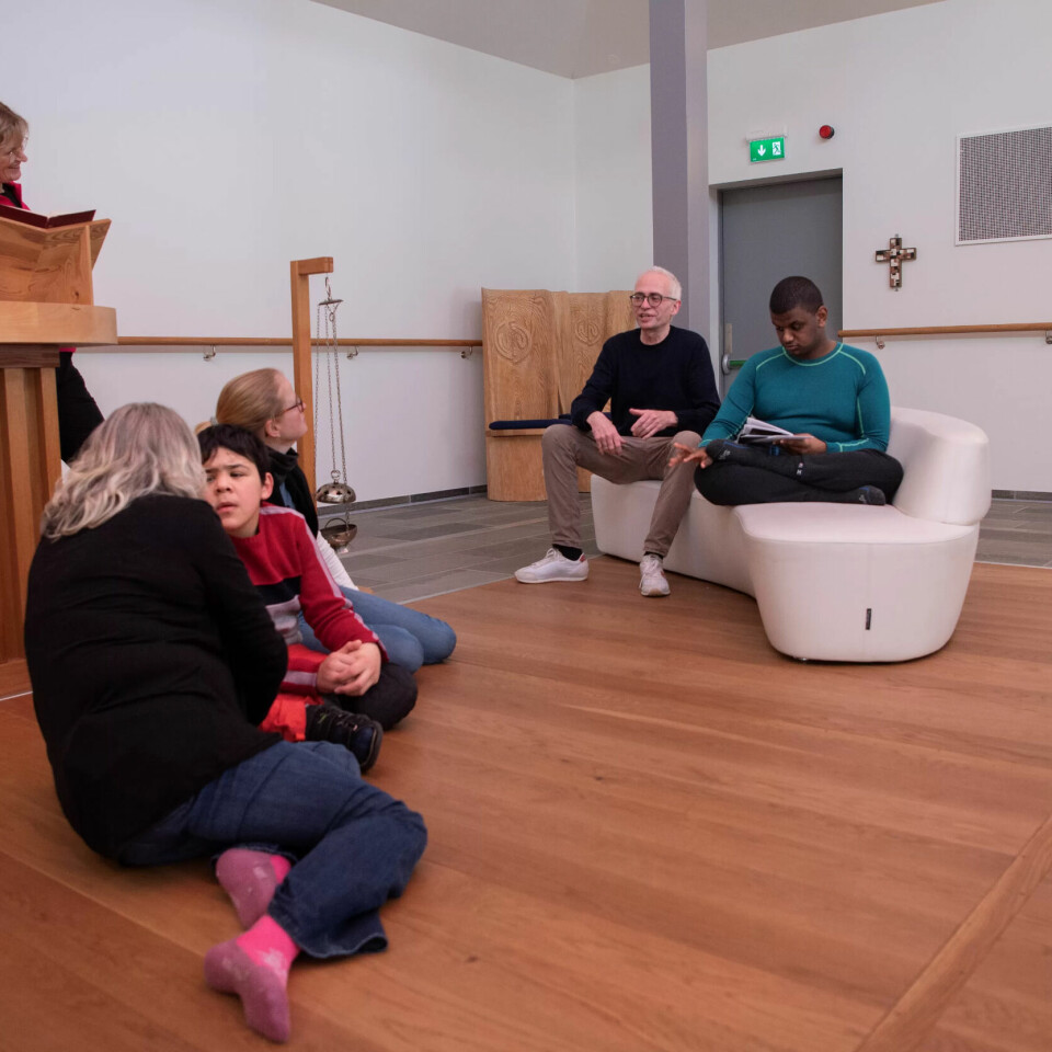 DESIGN SOM TÅLER MYE: Marianne Pilemark, miljøarbeider bolig står ved alteret, mens Ahmad og vernepleier Line Merethe Bergstå sitter på gulvet sammen med lærer Hilde Henriksen. Peter og prest Marco Kanehl i sofaen. Kirkemøblene er tegnet av Kirkens Kulturverksted i Oslo og laget av Signos eget snekkerverksted i Andebu. Konge- og dronningstolen er designet og laget av en Signoansatt. DESIGN SOM TÅLER MYE: Marianne Pilemark, miljøarbeider bolig står ved alteret, mens Ahmad og vernepleier Line Merethe Bergstå sitter på gulvet sammen med lærer Hilde Henriksen. Peter og prest Marco Kanehl i sofaen. Kirkemøblene er tegnet av Kirkens Kulturverksted i Oslo og laget av Signos eget snekkerverksted i Andebu. Konge- og dronningstolen er designet og laget av en Signoansatt.