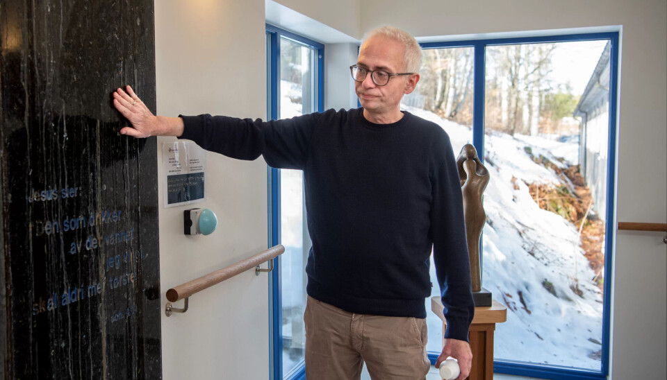 POPULÆR VANNVEGG: Vannet sildrer ned langs veggen over en steinplaten med bibelverset «Den som drikker av det vannet jeg vil gi skal aldri mer tørste» når man trykker på den turkise store knappen til høyre. Et sted mange stopper og kjenner på vannet forteller prest i Tomaskirken, Marco Kanehl. POPULÆR VANNVEGG: Vannet sildrer ned langs veggen over en steinplaten med bibelverset «Den som drikker av det vannet jeg vil gi skal aldri mer tørste» når man trykker på den turkise store knappen til høyre. Et sted mange stopper og kjenner på vannet forteller prest i Tomaskirken, Marco Kanehl.