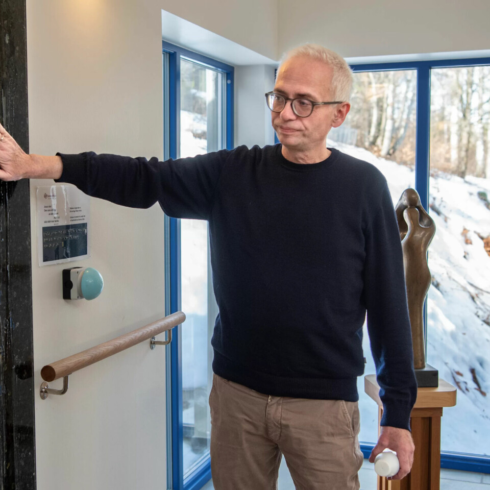 POPULÆR VANNVEGG: Vannet sildrer ned langs veggen over en steinplaten med bibelverset «Den som drikker av det vannet jeg vil gi skal aldri mer tørste» når man trykker på den turkise store knappen til høyre. Et sted mange stopper og kjenner på vannet forteller prest i Tomaskirken, Marco Kanehl. POPULÆR VANNVEGG: Vannet sildrer ned langs veggen over en steinplaten med bibelverset «Den som drikker av det vannet jeg vil gi skal aldri mer tørste» når man trykker på den turkise store knappen til høyre. Et sted mange stopper og kjenner på vannet forteller prest i Tomaskirken, Marco Kanehl.