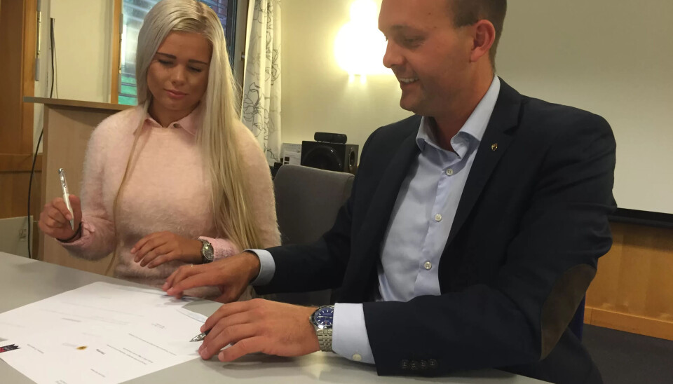 LISE-LOTTE HENRIKSEN: Signerer kontrakt med ordfører Sindre Martinsen Evje LISE-LOTTE HENRIKSEN: Signerer kontrakt med ordfører Sindre Martinsen Evje