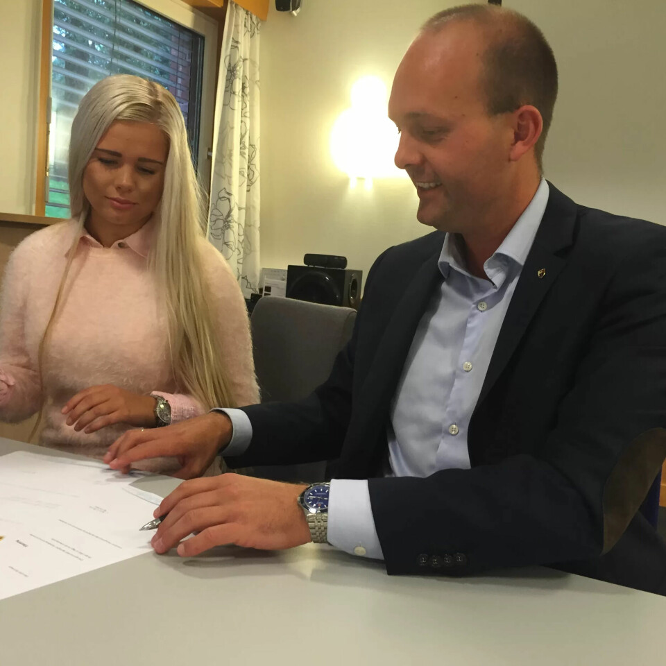 LISE-LOTTE HENRIKSEN: Signerer kontrakt med ordfører Sindre Martinsen Evje LISE-LOTTE HENRIKSEN: Signerer kontrakt med ordfører Sindre Martinsen Evje