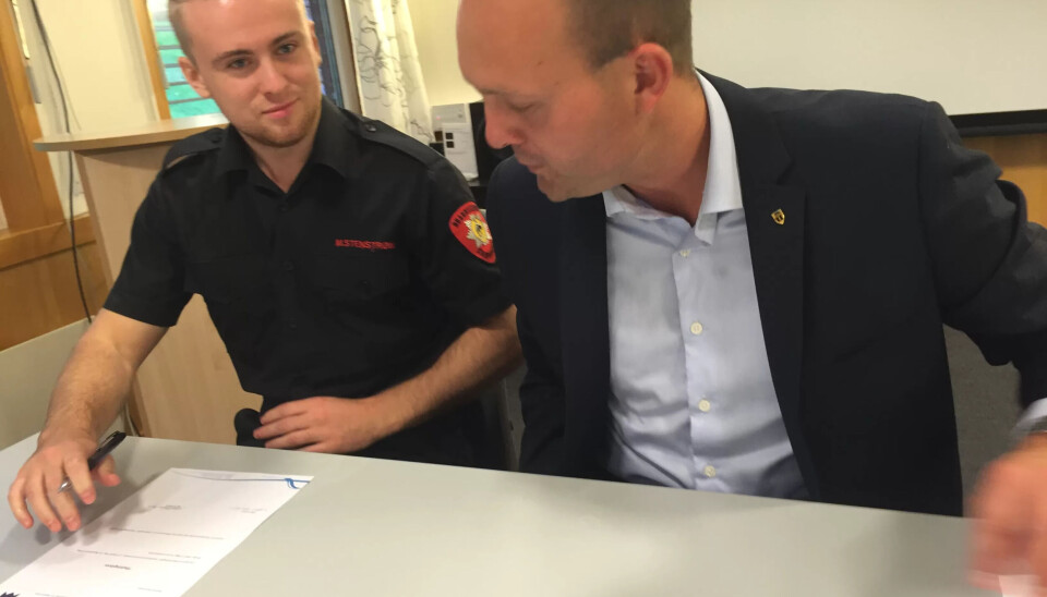 MARKUS STENSTRØM: Signerer kontrakt med ordfører Sindre Martinsen Evje. MARKUS STENSTRØM: Signerer kontrakt med ordfører Sindre Martinsen Evje.