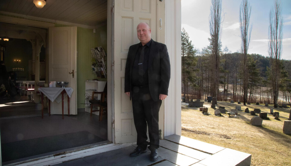 VELKOMST: En av kirketjenerens oppgaver er å ta i mot gravfølget i kirkedøra. VELKOMST: En av kirketjenerens oppgaver er å ta i mot gravfølget i kirkedøra.