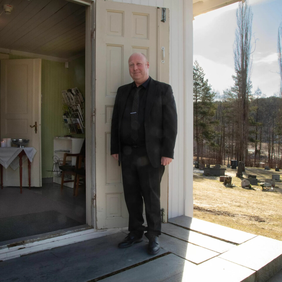 VELKOMST: En av kirketjenerens oppgaver er å ta i mot gravfølget i kirkedøra. VELKOMST: En av kirketjenerens oppgaver er å ta i mot gravfølget i kirkedøra.