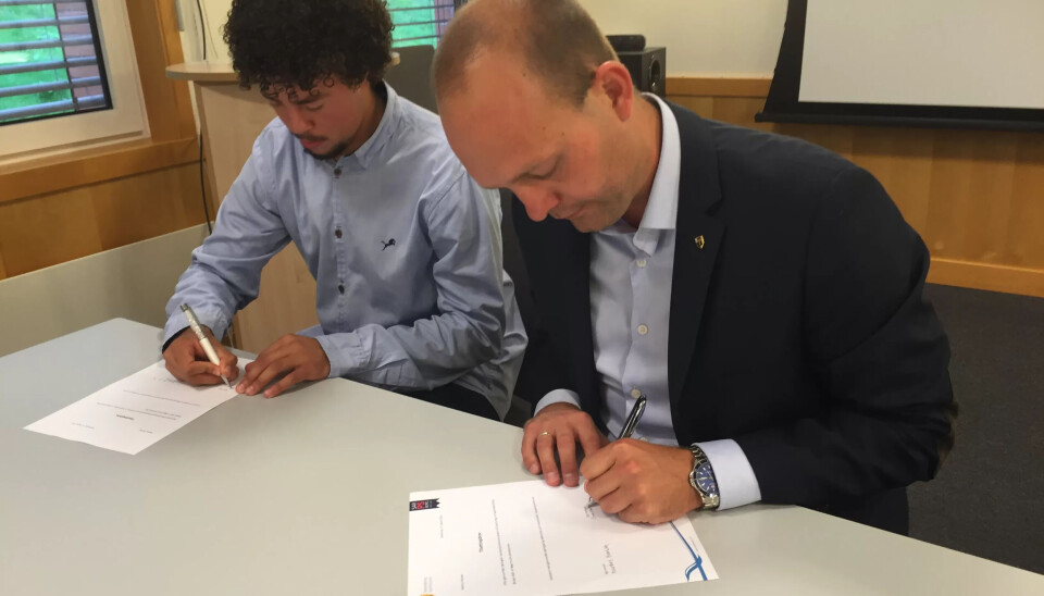 MARKUS HANSEN: Signerer kontrakt med ordfører Sindre Martinsen Evje. MARKUS HANSEN: Signerer kontrakt med ordfører Sindre Martinsen Evje.