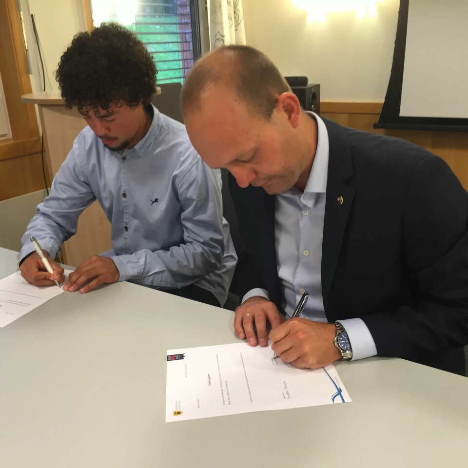 MARKUS HANSEN: Signerer kontrakt med ordfører Sindre Martinsen Evje. MARKUS HANSEN: Signerer kontrakt med ordfører Sindre Martinsen Evje.