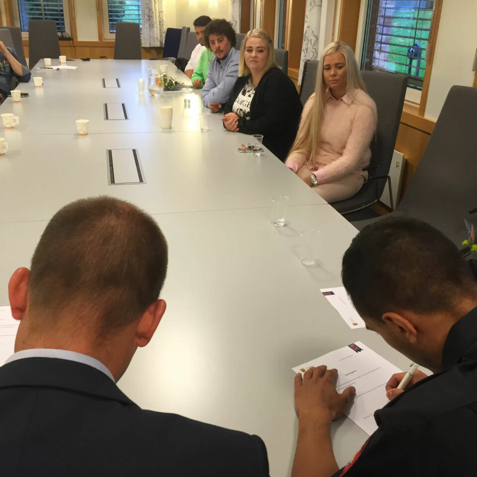 NY MEDARBEIDER: Taj Eddin Rahhaoui får hel og fast stilling i feiervesenet. Her signerer han kontrakten med ordfører Sindre Martinsen Evje. NY MEDARBEIDER: Taj Eddin Rahhaoui får hel og fast stilling i feiervesenet. Her signerer han kontrakten med ordfører Sindre Martinsen Evje.