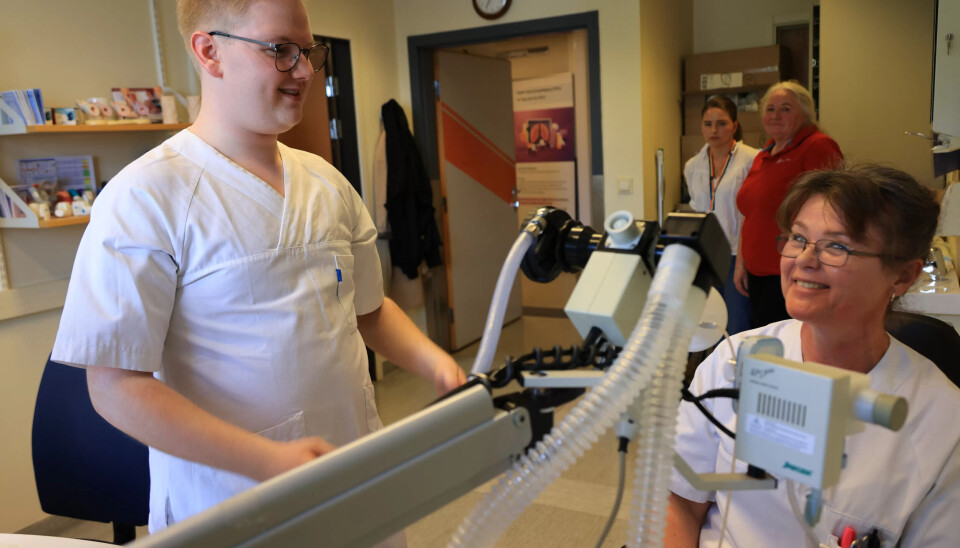 LÆRER: Henrik Solberg Bølgenhaugen sammen med lungesykepleier Karin Helen Danielsen. Snart skal han selv instruere i spirometri, som er en lungefunksjonstest. LÆRER: Henrik Solberg Bølgenhaugen sammen med lungesykepleier Karin Helen Danielsen. Snart skal han selv instruere i spirometri, som er en lungefunksjonstest.