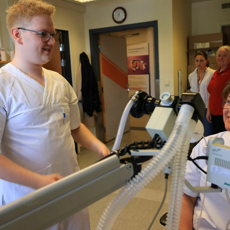 LÆRER: Henrik Solberg Bølgenhaugen sammen med lungesykepleier Karin Helen Danielsen. Snart skal han selv instruere i spirometri, som er en lungefunksjonstest. LÆRER: Henrik Solberg Bølgenhaugen sammen med lungesykepleier Karin Helen Danielsen. Snart skal han selv instruere i spirometri, som er en lungefunksjonstest.