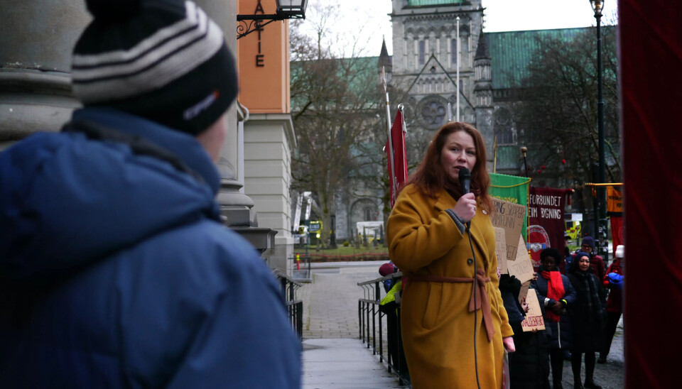 I FRONT: Runa Hjertø, leder av FO i Trøndelag, ledet protesten foran rådhuset. I FRONT: Runa Hjertø, leder av FO i Trøndelag, ledet protesten foran rådhuset.