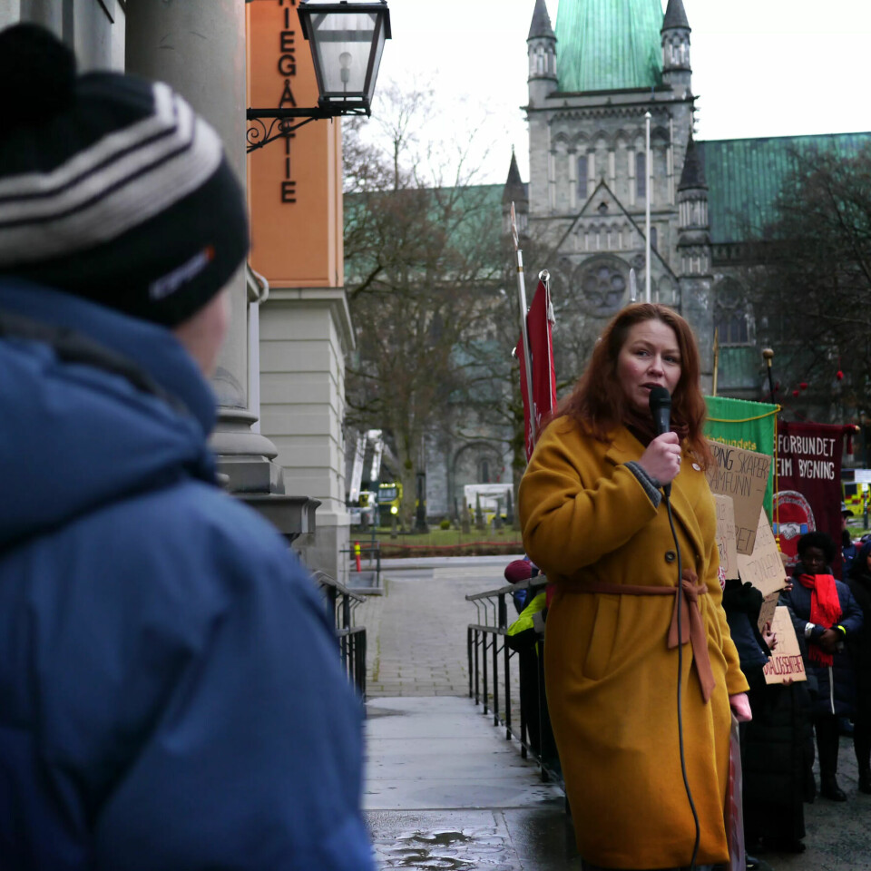 I FRONT: Runa Hjertø, leder av FO i Trøndelag, ledet protesten foran rådhuset. I FRONT: Runa Hjertø, leder av FO i Trøndelag, ledet protesten foran rådhuset.