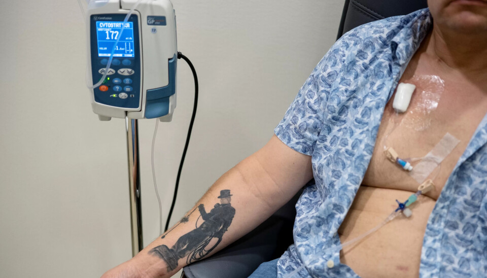 Mandag morgen: Annenhver mandag i et halvt år har Rolf Helle møtt opp på kreftavdelingen på Haukeland for å få på plass ledningene og overtrykksflaska som skal tilføre cellegift de neste 45 timene. Mandag morgen: Annenhver mandag i et halvt år har Rolf Helle møtt opp på kreftavdelingen på Haukeland for å få på plass ledningene og overtrykksflaska som skal tilføre cellegift de neste 45 timene.