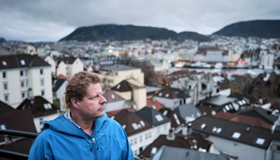 Byens tak: Fra verandaen i Bergen kan Rolf se pipene hvor han startet sin yrkeskarriere som feier. Den biten av jobben er han ferdig med. Byens tak: Fra verandaen i Bergen kan Rolf se pipene hvor han startet sin yrkeskarriere som feier. Den biten av jobben er han ferdig med.