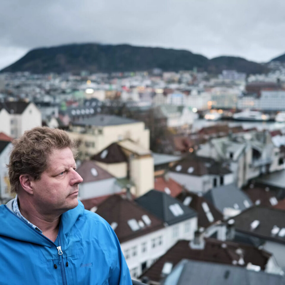 Byens tak: Fra verandaen i Bergen kan Rolf se pipene hvor han startet sin yrkeskarriere som feier. Den biten av jobben er han ferdig med. Byens tak: Fra verandaen i Bergen kan Rolf se pipene hvor han startet sin yrkeskarriere som feier. Den biten av jobben er han ferdig med.