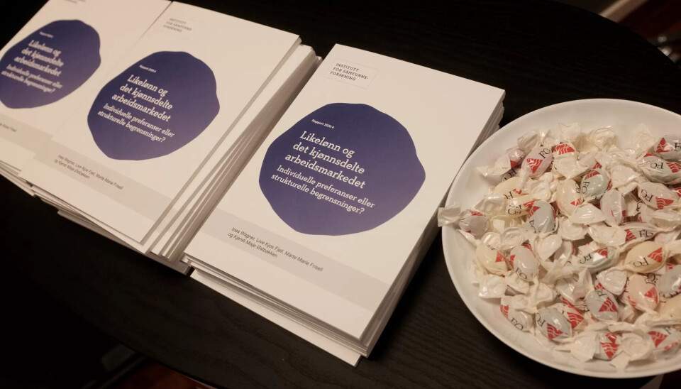 Når LO har prioritert de lavtlønte, har det spesielt gått ut over kvinnedominerte yrker i offentlig sektor, viser rapporten Likelønn og det kjønnsdelte arbeidsmarkedet. Når LO har prioritert de lavtlønte, har det spesielt gått ut over kvinnedominerte yrker i offentlig sektor, viser rapporten Likelønn og det kjønnsdelte arbeidsmarkedet.