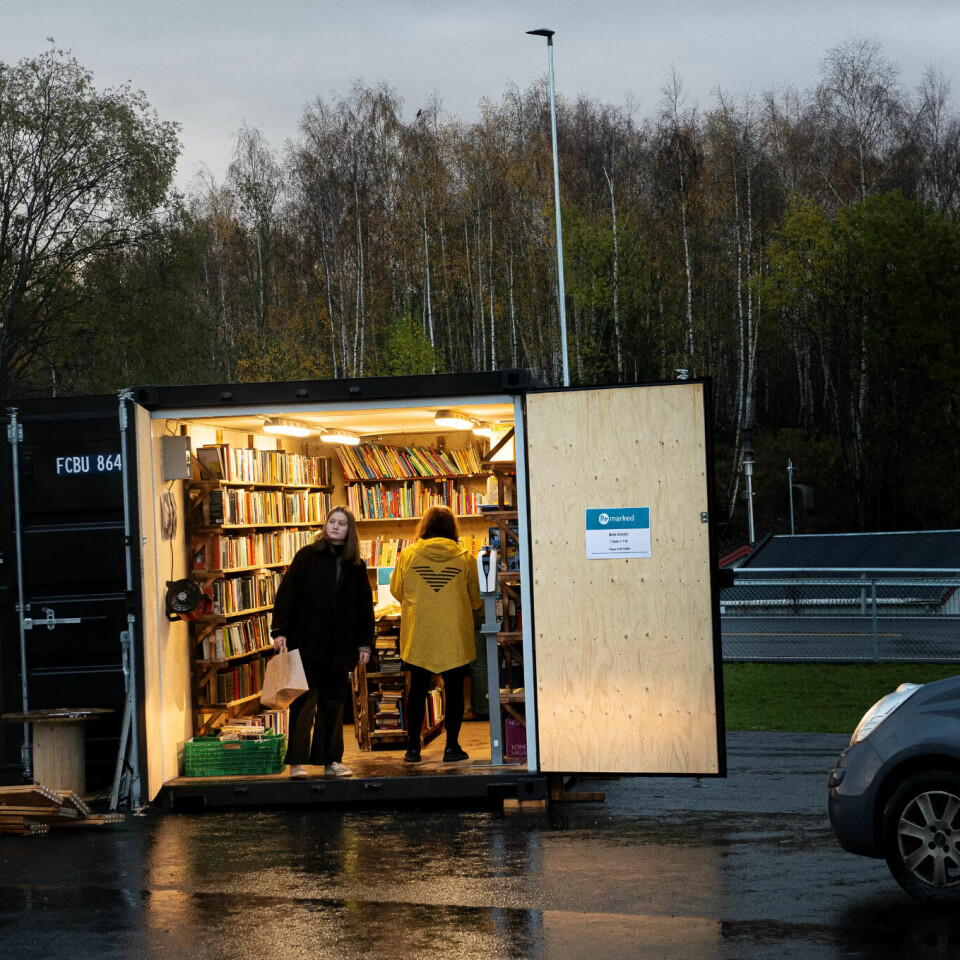 BOKBOD: Det som ikke passer inn i butikkenes konsepter, blir satt ut i konteinere. De er basert på tillit og går ut på at folk vippser ti kroner for bøker, eller opp til 25 kroner for leker og andre småting. BOKBOD: Det som ikke passer inn i butikkenes konsepter, blir satt ut i konteinere. De er basert på tillit og går ut på at folk vippser ti kroner for bøker, eller opp til 25 kroner for leker og andre småting.
