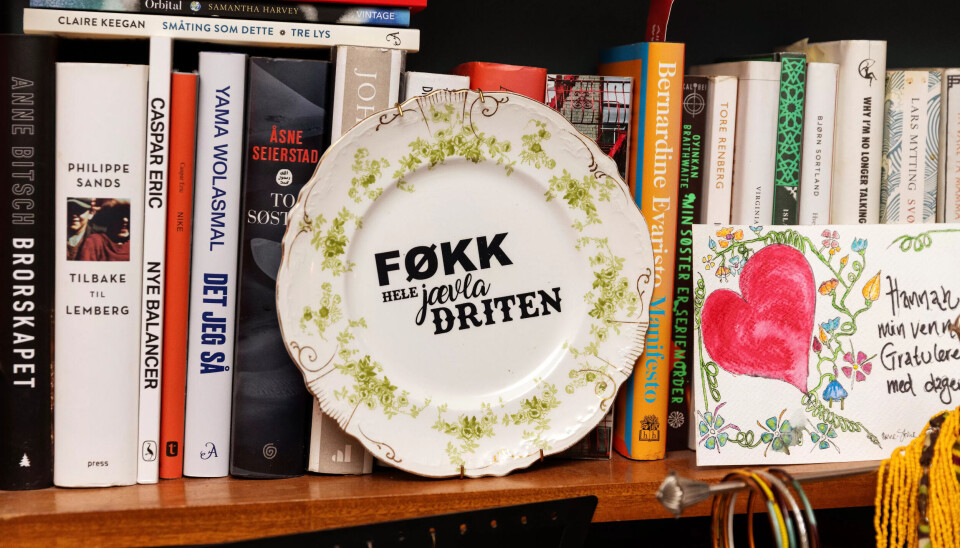 EN GAVE: Tallerkenen fikk hun av en venn, da det stormet som verst. EN GAVE: Tallerkenen fikk hun av en venn, da det stormet som verst.