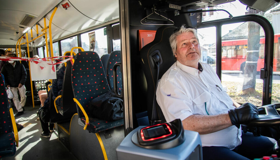20-BUSSEN:Bussfører Petter Tømta kjørte turbuss før pandemien inntraff. Nå kjører han buss i indre by i Oslo, uten fast rute eller arbeidsturnus. 20-BUSSEN:Bussfører Petter Tømta kjørte turbuss før pandemien inntraff. Nå kjører han buss i indre by i Oslo, uten fast rute eller arbeidsturnus.