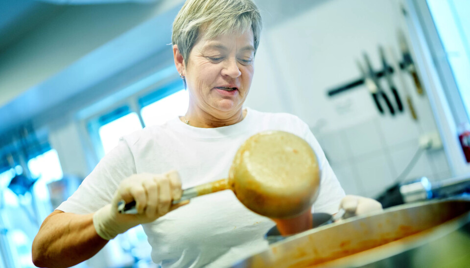 HELLER OPP: I kjelen er det tomatsuppe med makaroni. Brit Heidi Rian er en av åtte kjøkkenansatte ved Leksvik Helsetun. De er fire på jobb om gangen. HELLER OPP: I kjelen er det tomatsuppe med makaroni. Brit Heidi Rian er en av åtte kjøkkenansatte ved Leksvik Helsetun. De er fire på jobb om gangen.
