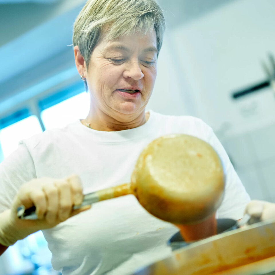 HELLER OPP: I kjelen er det tomatsuppe med makaroni. Brit Heidi Rian er en av åtte kjøkkenansatte ved Leksvik Helsetun. De er fire på jobb om gangen. HELLER OPP: I kjelen er det tomatsuppe med makaroni. Brit Heidi Rian er en av åtte kjøkkenansatte ved Leksvik Helsetun. De er fire på jobb om gangen.