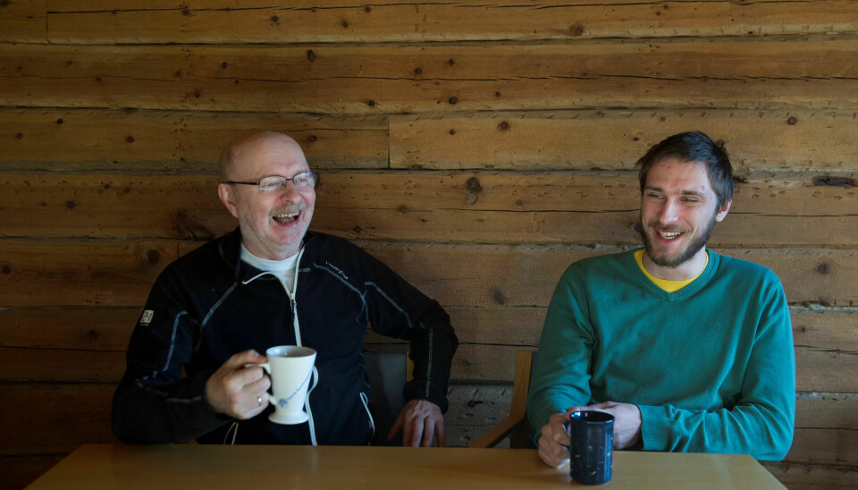GODT TEAM: - Vi har rista av oss mange ufine angrep fordi vi har stått sammen og aldri brukt en kalori på å baktale hverandre her på kontoret, forteller Bjørn Willumsen (t.v.) den nye lederen Erik Jørgensen. GODT TEAM: - Vi har rista av oss mange ufine angrep fordi vi har stått sammen og aldri brukt en kalori på å baktale hverandre her på kontoret, forteller Bjørn Willumsen (t.v.) den nye lederen Erik Jørgensen.