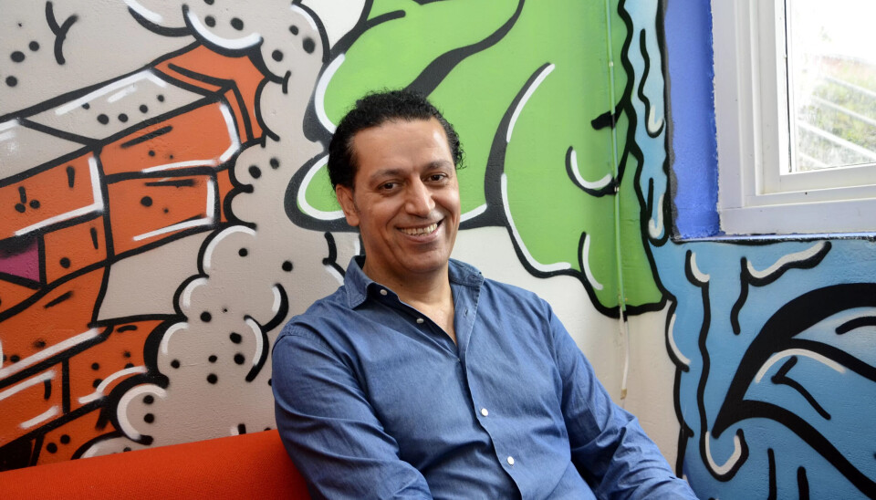 I FULL JOBB: Shwan Hama trives med ny jobb som fagkonsulent for barn og ungdom ved Verdenshuset på Haugenstua. I FULL JOBB: Shwan Hama trives med ny jobb som fagkonsulent for barn og ungdom ved Verdenshuset på Haugenstua.
