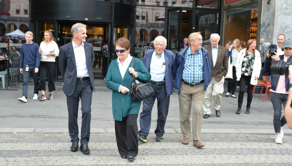 Her kommer de gående, Jonas Gahr Støre, Gro Harlem Brundtland, Thorbjørn Berntsen, Yngve Hågensen og Thorvald Stoltenberg i baktroppen. Her kommer de gående, Jonas Gahr Støre, Gro Harlem Brundtland, Thorbjørn Berntsen, Yngve Hågensen og Thorvald Stoltenberg i baktroppen.
