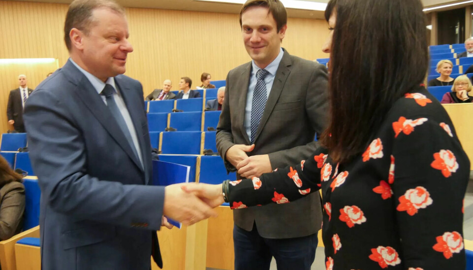 STATSMINISTEREN: Statsminister i Litauen Saulius Skvernelis, Tomas Tomilinas og Sara Bell hilser i det litauiske parlamentet Seimas. Tomilinas er nestleder i det litauiske regjeringspartiet som har flertall sammen med sosialdemokratene. STATSMINISTEREN: Statsminister i Litauen Saulius Skvernelis, Tomas Tomilinas og Sara Bell hilser i det litauiske parlamentet Seimas. Tomilinas er nestleder i det litauiske regjeringspartiet som har flertall sammen med sosialdemokratene.