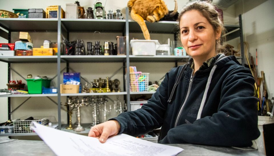 REKVISITTLEDER: Verdiana Øhra sørger for å skaffe alle rekvisittene som står på scenografens liste. Det som ikke finnes i Operaens lagre må kjøpes eller lages. REKVISITTLEDER: Verdiana Øhra sørger for å skaffe alle rekvisittene som står på scenografens liste. Det som ikke finnes i Operaens lagre må kjøpes eller lages.