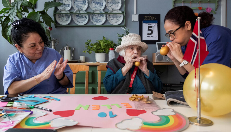 PYNTER TIL FEIRING: Ellen Bentengen blåser ballonger dagen før dagen sammen med Erika Riffo Carreño og Hiamara Hoddevik. PYNTER TIL FEIRING: Ellen Bentengen blåser ballonger dagen før dagen sammen med Erika Riffo Carreño og Hiamara Hoddevik.