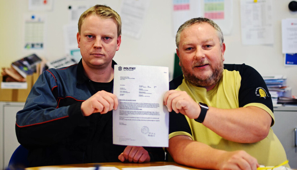 POLITIANMELDT: De to NNN-tillitsvalgte Torbjørn Hjelle og Svein Ove Bøye med politiets bekreftelse på det anmeldte forhold. POLITIANMELDT: De to NNN-tillitsvalgte Torbjørn Hjelle og Svein Ove Bøye med politiets bekreftelse på det anmeldte forhold.