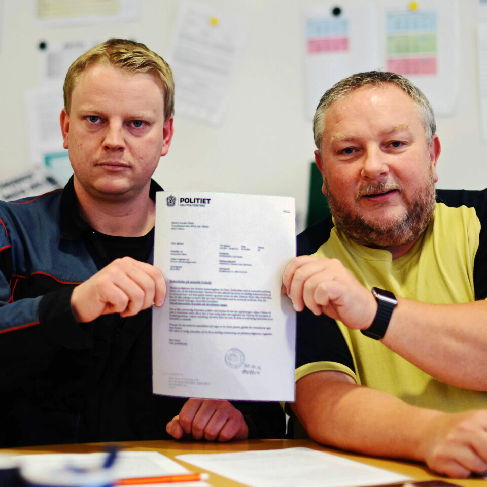 POLITIANMELDT: De to NNN-tillitsvalgte Torbjørn Hjelle og Svein Ove Bøye med politiets bekreftelse på det anmeldte forhold. POLITIANMELDT: De to NNN-tillitsvalgte Torbjørn Hjelle og Svein Ove Bøye med politiets bekreftelse på det anmeldte forhold.