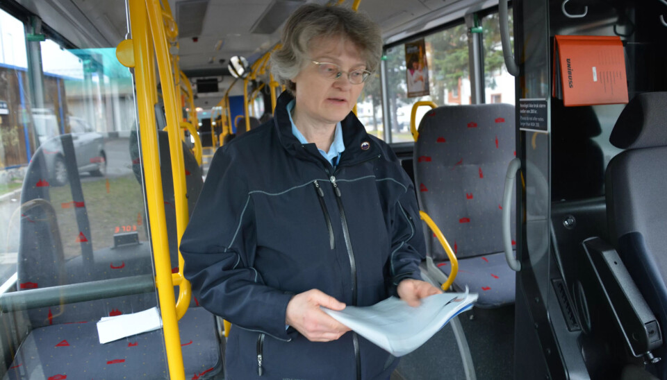 VIKTIG Å STÅ: Når Marit Sauge har tatt en rydderunde i bussen, står hun gjerne og leser et par minutter for å få i gang blodsirkulasjonen i beina. VIKTIG Å STÅ: Når Marit Sauge har tatt en rydderunde i bussen, står hun gjerne og leser et par minutter for å få i gang blodsirkulasjonen i beina.