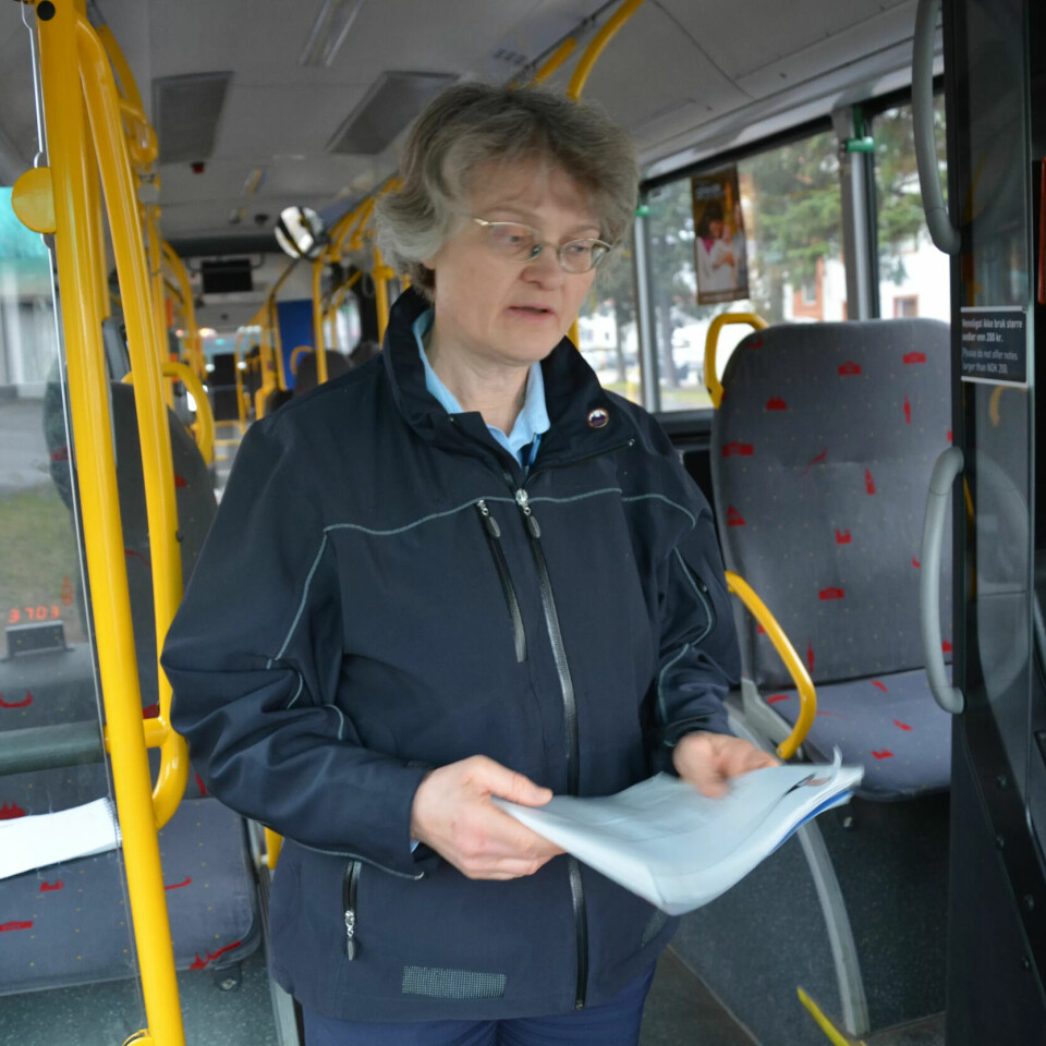 VIKTIG Å STÅ: Når Marit Sauge har tatt en rydderunde i bussen, står hun gjerne og leser et par minutter for å få i gang blodsirkulasjonen i beina. VIKTIG Å STÅ: Når Marit Sauge har tatt en rydderunde i bussen, står hun gjerne og leser et par minutter for å få i gang blodsirkulasjonen i beina.