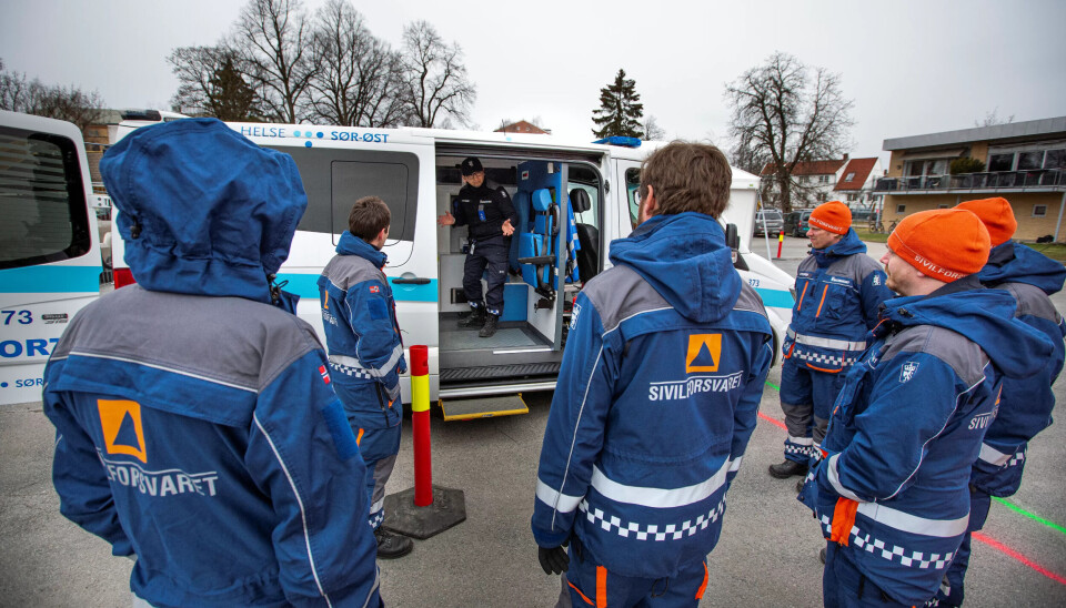 HUSK, HUSK, HUSK!: – Ikke fall for fristelsen til å sette dere ned på setet i ambulansen mens dere desinfiserer. Ha kontroll på utstyret hele tiden. Sprayflasken skal alltid henge på ryggen, forklarer Jens Henrik Strande. HUSK, HUSK, HUSK!: – Ikke fall for fristelsen til å sette dere ned på setet i ambulansen mens dere desinfiserer. Ha kontroll på utstyret hele tiden. Sprayflasken skal alltid henge på ryggen, forklarer Jens Henrik Strande.