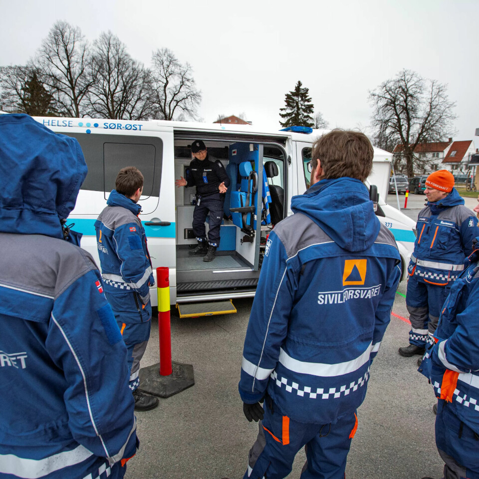 HUSK, HUSK, HUSK!: – Ikke fall for fristelsen til å sette dere ned på setet i ambulansen mens dere desinfiserer. Ha kontroll på utstyret hele tiden. Sprayflasken skal alltid henge på ryggen, forklarer Jens Henrik Strande. HUSK, HUSK, HUSK!: – Ikke fall for fristelsen til å sette dere ned på setet i ambulansen mens dere desinfiserer. Ha kontroll på utstyret hele tiden. Sprayflasken skal alltid henge på ryggen, forklarer Jens Henrik Strande.